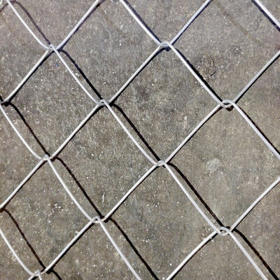 নমনীয় জাল আকার এবং পুরুত্বের বিকল্প সহ বহুমুখী চেইন লিঙ্ক বেড়া, নিরাপত্তা এবং বায়ুচলাচল কর্মক্ষমতা প্রদান করে