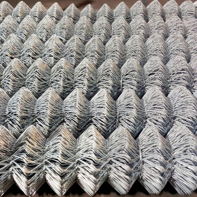 চেইন লিংক বেড়া সহ্যযোগ্য ধাতব জাল সহ সমানভাবে বিতরণ করা গর্তগুলি চমৎকার সংকোচন এবং প্রসার্য কর্মক্ষমতা নিশ্চিত করে